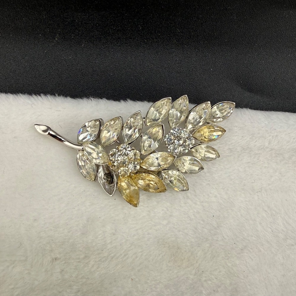 Vintage Trifari Brooch Silver Tone‎ Signed READ